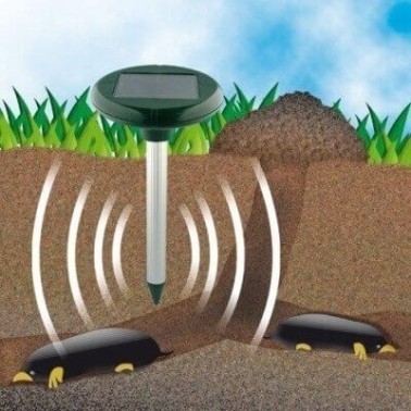 Schizzo del Repellente Solare per Talpe che Emette Vibrazioni nel Terreno per Allontanare le Talpe